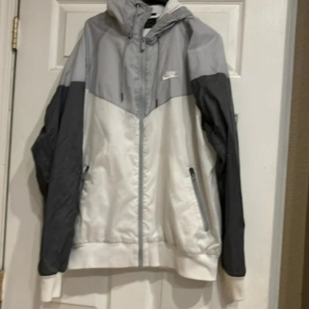 Men’s Nike hooded wind breaker athletic jacket gray and white medium